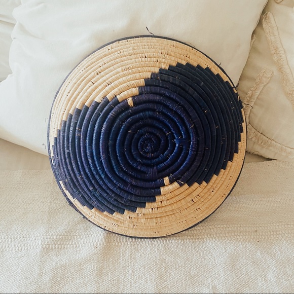 UGANDAN MAASAI handwoven african basket - Picture 2 of 3